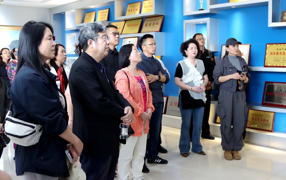 中国-上海合作组织经贸学院学员代表团到甘肃前进集团参观交流
