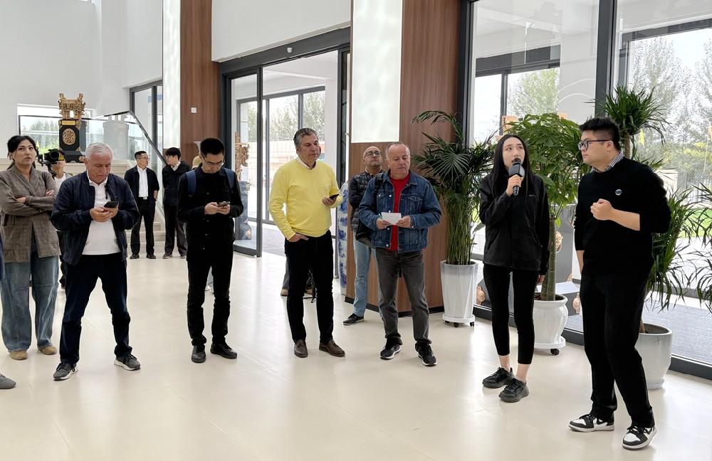 人民日报社欧亚媒体团到甘肃传祁甘味乳业采访报道