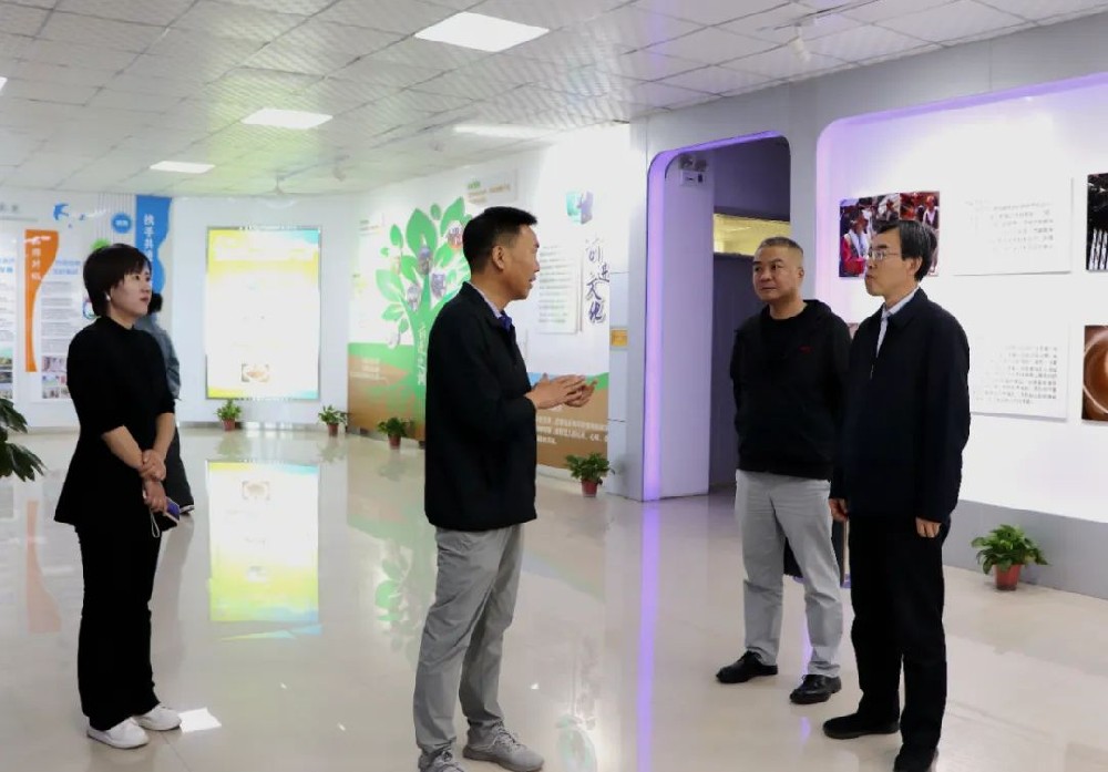 中国环境新闻工作者协会和央广网到甘肃前进集团调研
