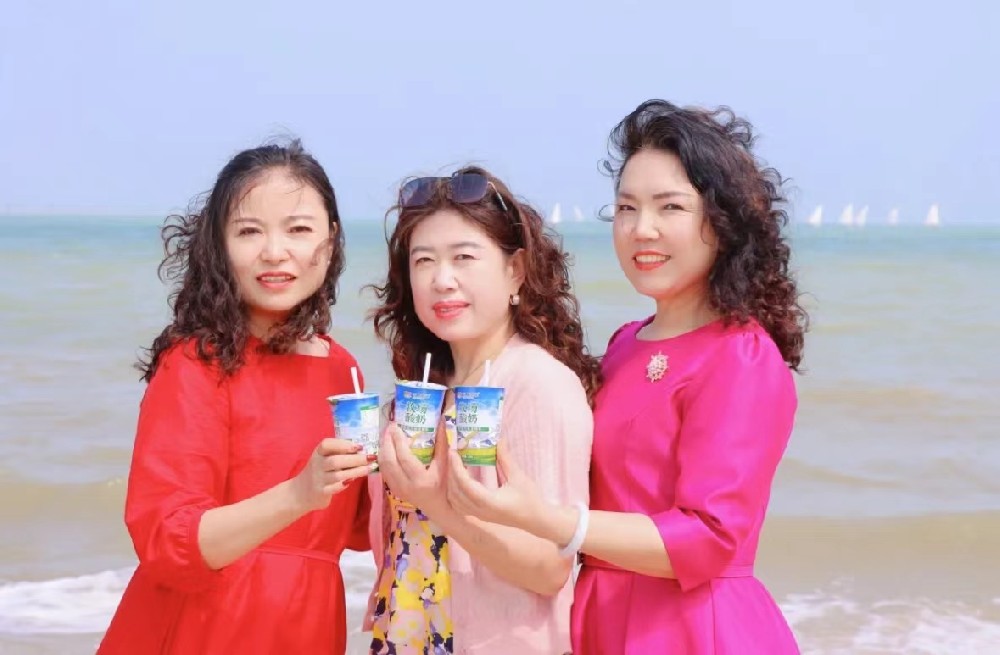 站在三亚的沙滩上享受一杯传祁酸奶