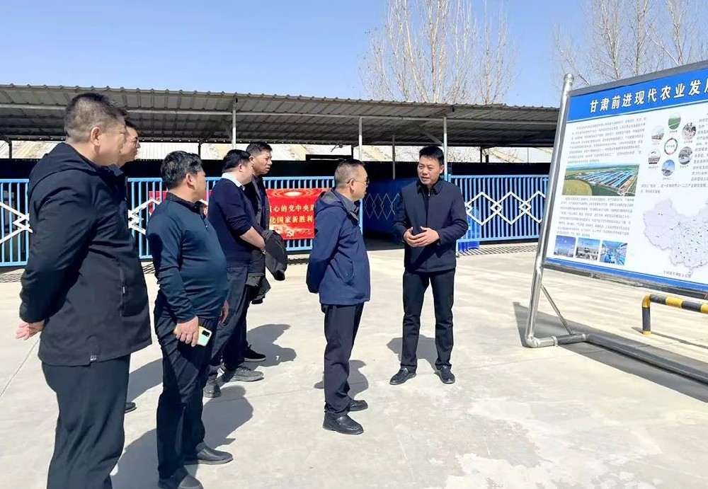 酒泉职业技术学院副校长王立智一行到甘肃前进集团参观见学