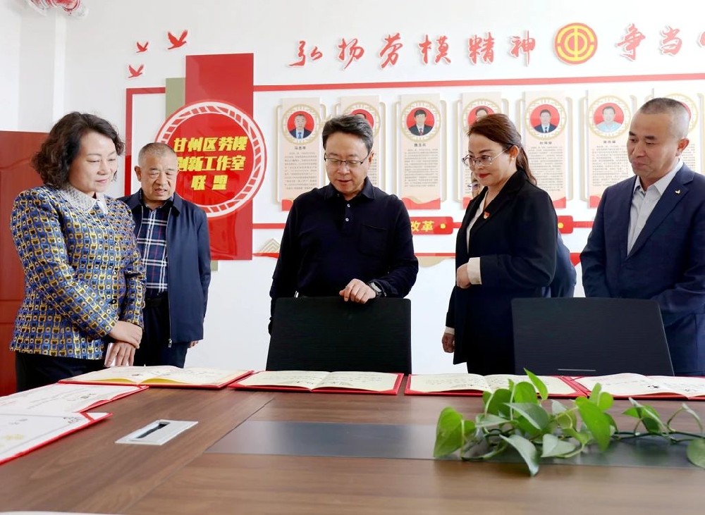市委书记卢小亨到甘肃前进集团调研