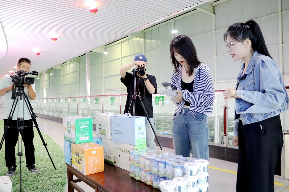 “弱水臻品”助农行直播活动走进甘肃前进集团