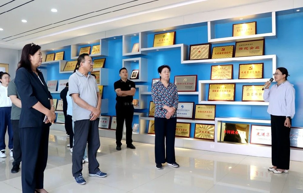 平凉市政协考察组到甘肃前进集团考察学习