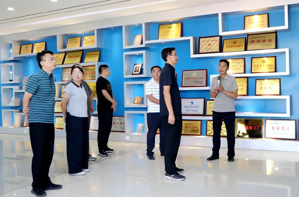 全省新任职处级领导任职培训班学员到甘肃前进集团观摩