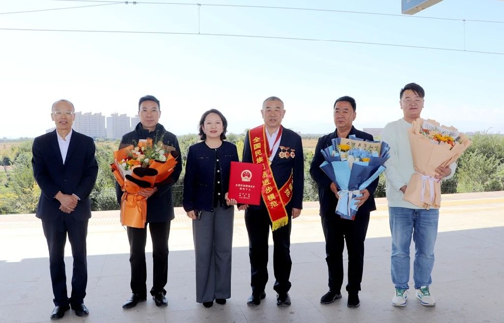荣获“全国民族团结进步模范个人”称号的前进集团董事长马志祥载誉归来