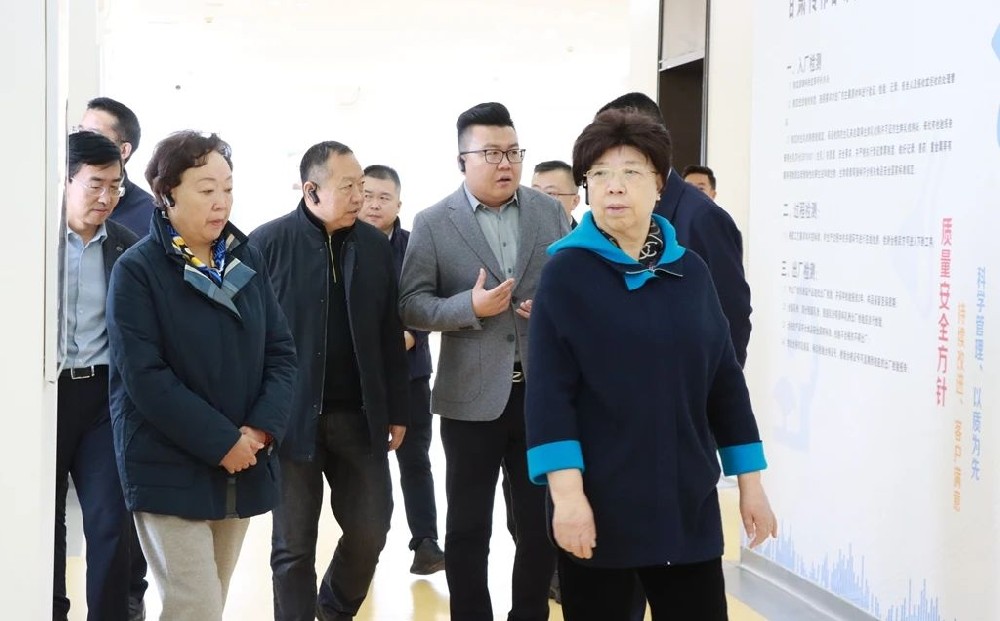省关心下一代工作委员会副主任崔玉琴到甘肃前进集团传祁甘味乳业调研