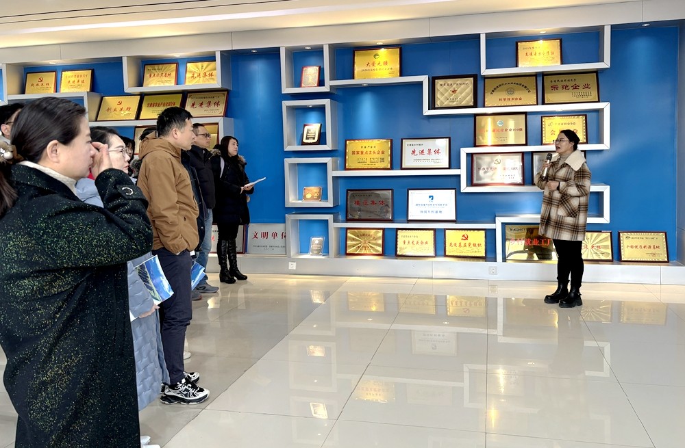 上海市台联考察团到甘肃前进集团参观考察