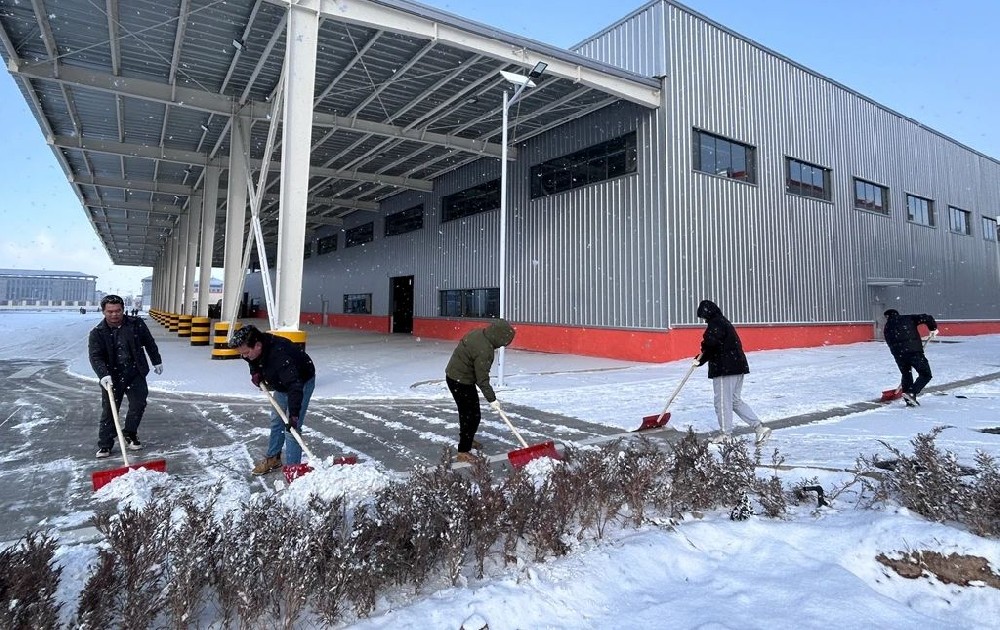 传祁甘味乳业职工闻“雪”而动全力清雪保畅通