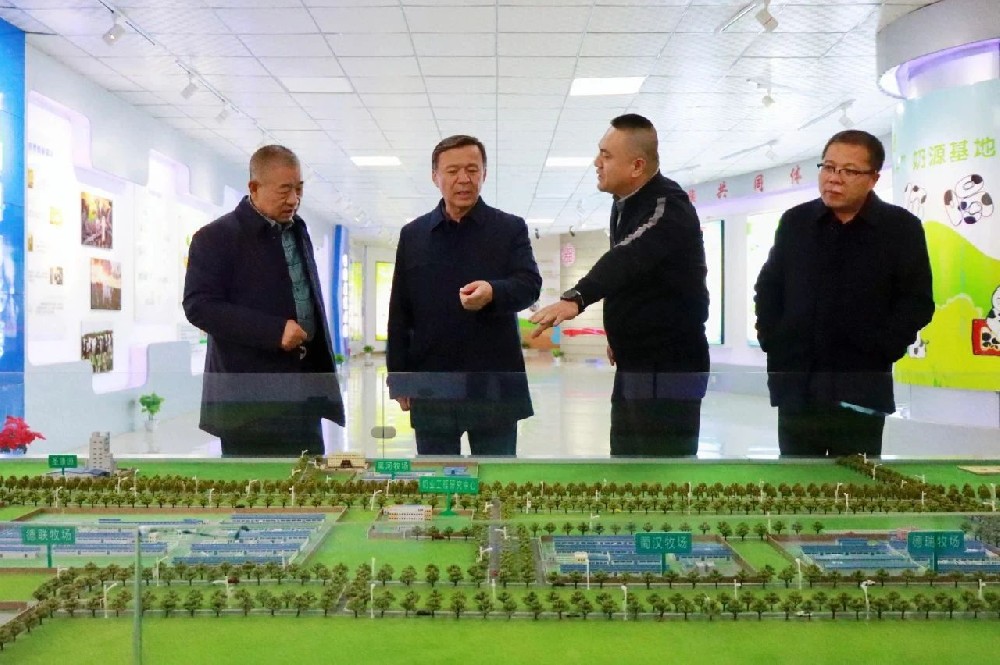 市委副书记、代理市长叶尔波力·孜汗到甘肃前进集团调研